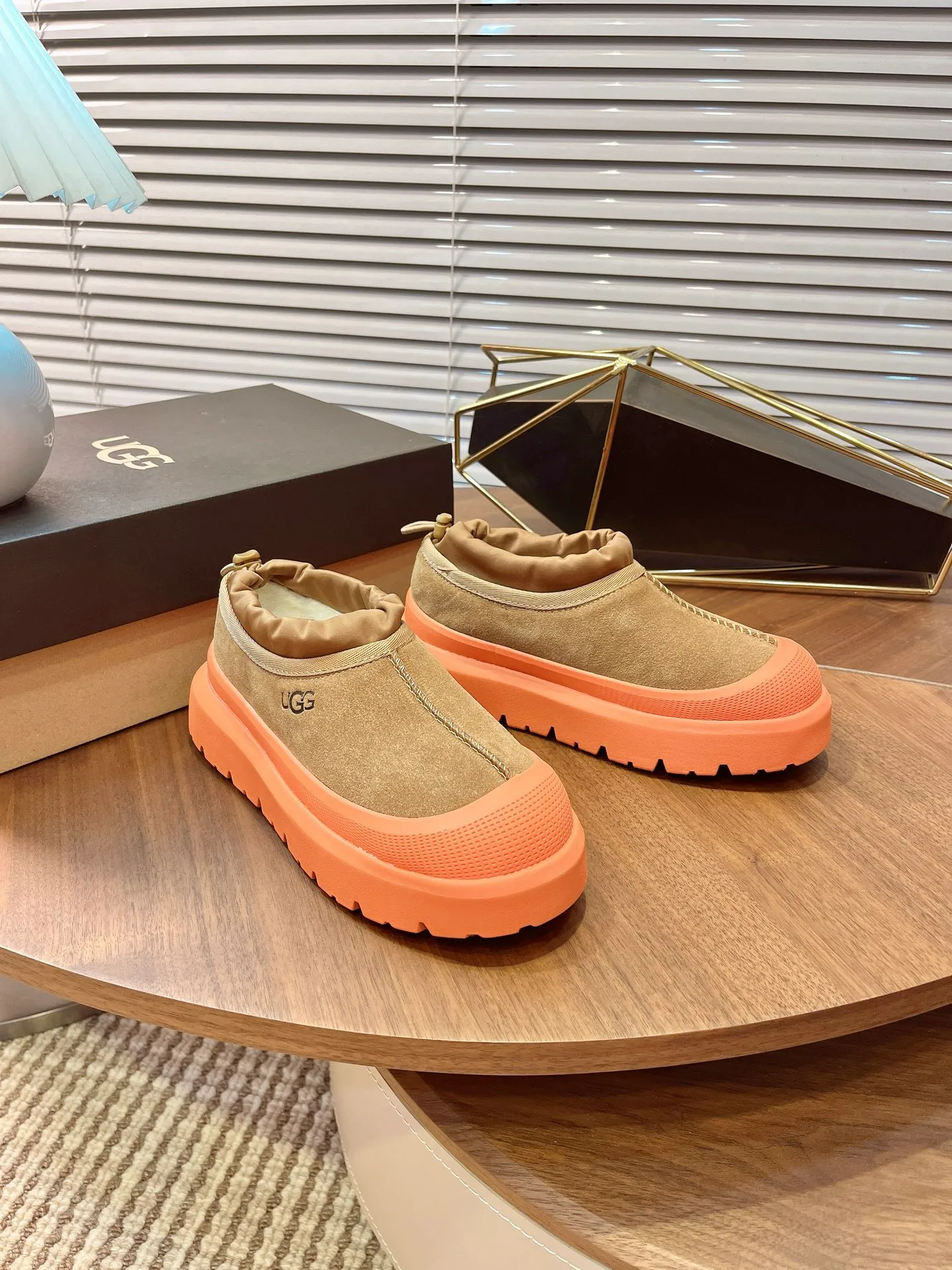 [UGG] P:500💰 Couple shoes Size: 35-44 [Wang Yibo's same style] UGG2025 new winter style Tasman fashion shoes for men and women 1144096 Ugg new fur shoes for autumn and winter, snow boots, same style for men and women ~ Handsome slip-on, lazy shoes, super easy to put on and take off ~ Suede cowhide fabric ~The soles are molded from original soles, not cheap rubber foam, but made of modern material. The characteristics of this material are that it is light, wear-resistant and non-slip. The outsole has a clear logo imprint, which is comparable to that of a store~
